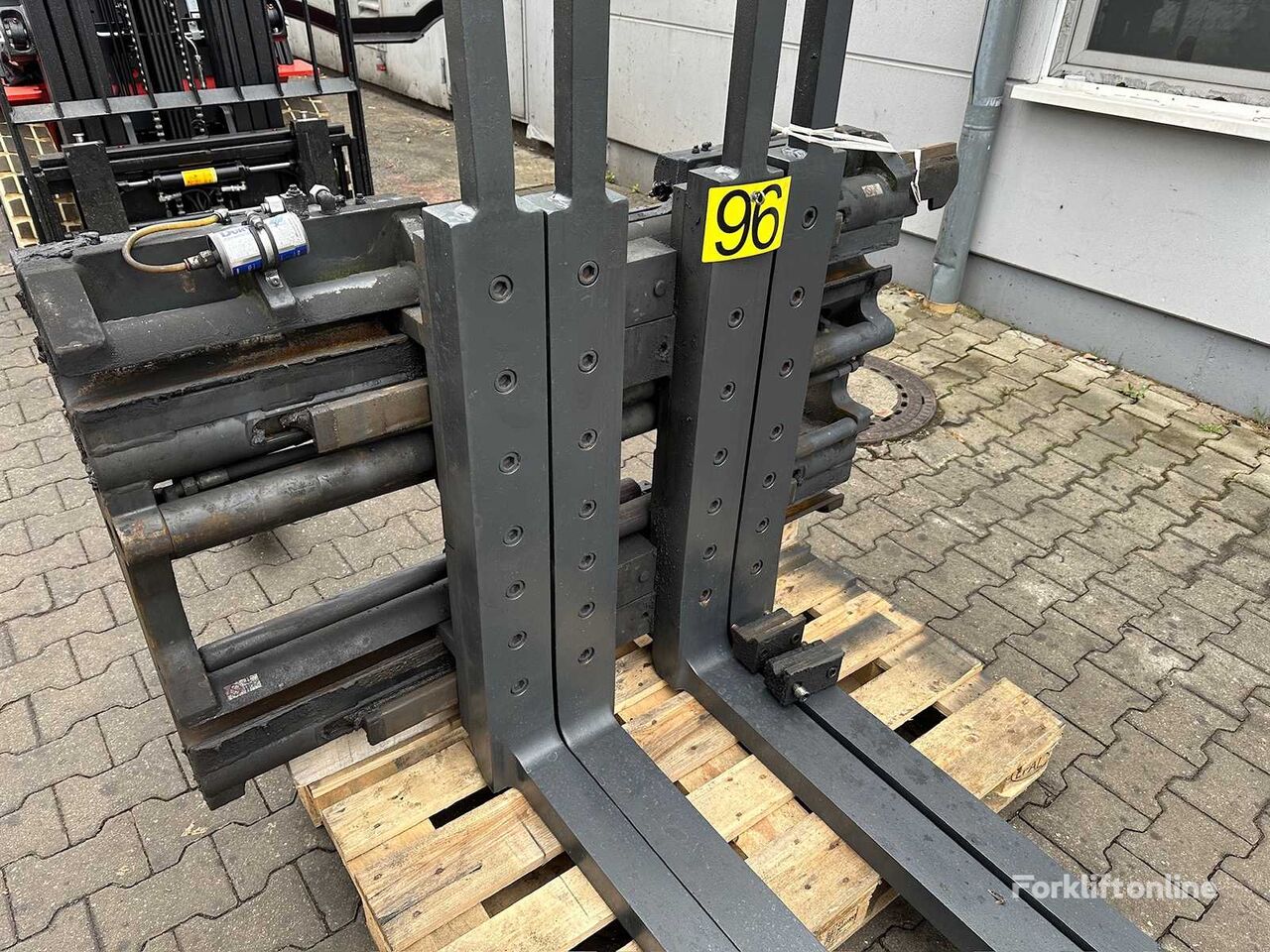 caricabatteria per carrelli elevatori 2018 Durwen FEM4 4-fach Zinkenversteller aus Linde H70D